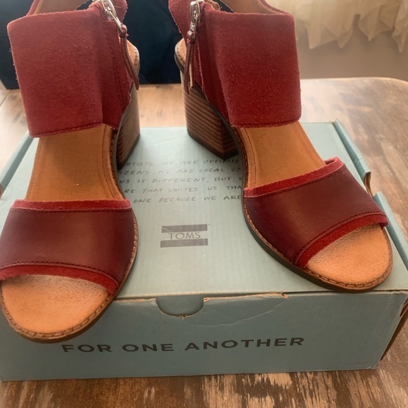 *NWT* TOMS - Picture 3 of 11